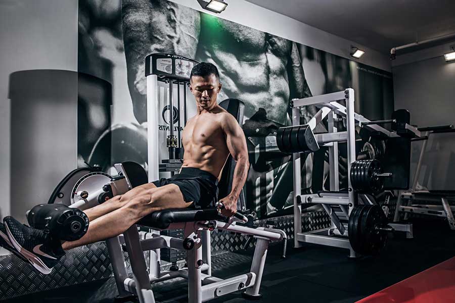  Tin-in-the-gym-leg-raise Ultimate Performance